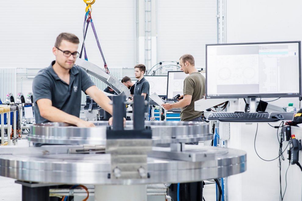 Bildschirme an jedem Arbeitsplatz bei Franke