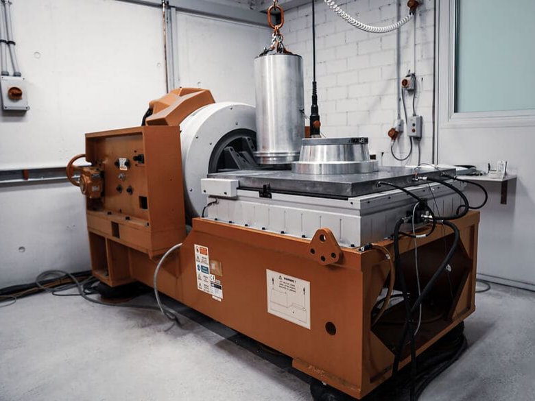 Vibrationsprüfung von Bauteilen bei Franke