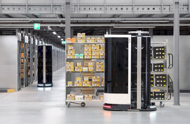 Franke draaikrans voor de draaias van een orderpickrobot
