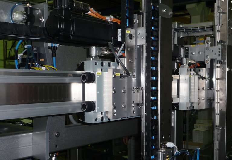 Linear guide in a packaging machine