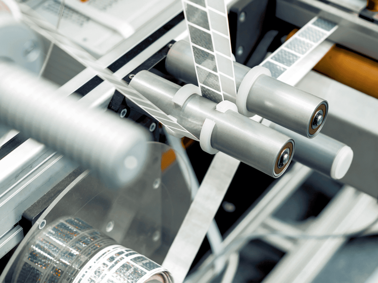 Lineaire rails in een etiketteermachine