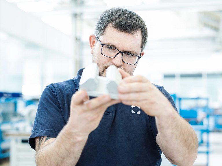 Guías lineales con materiales innovadores, del especialista en rodamientos, rodamientos de bolas y guías lineales