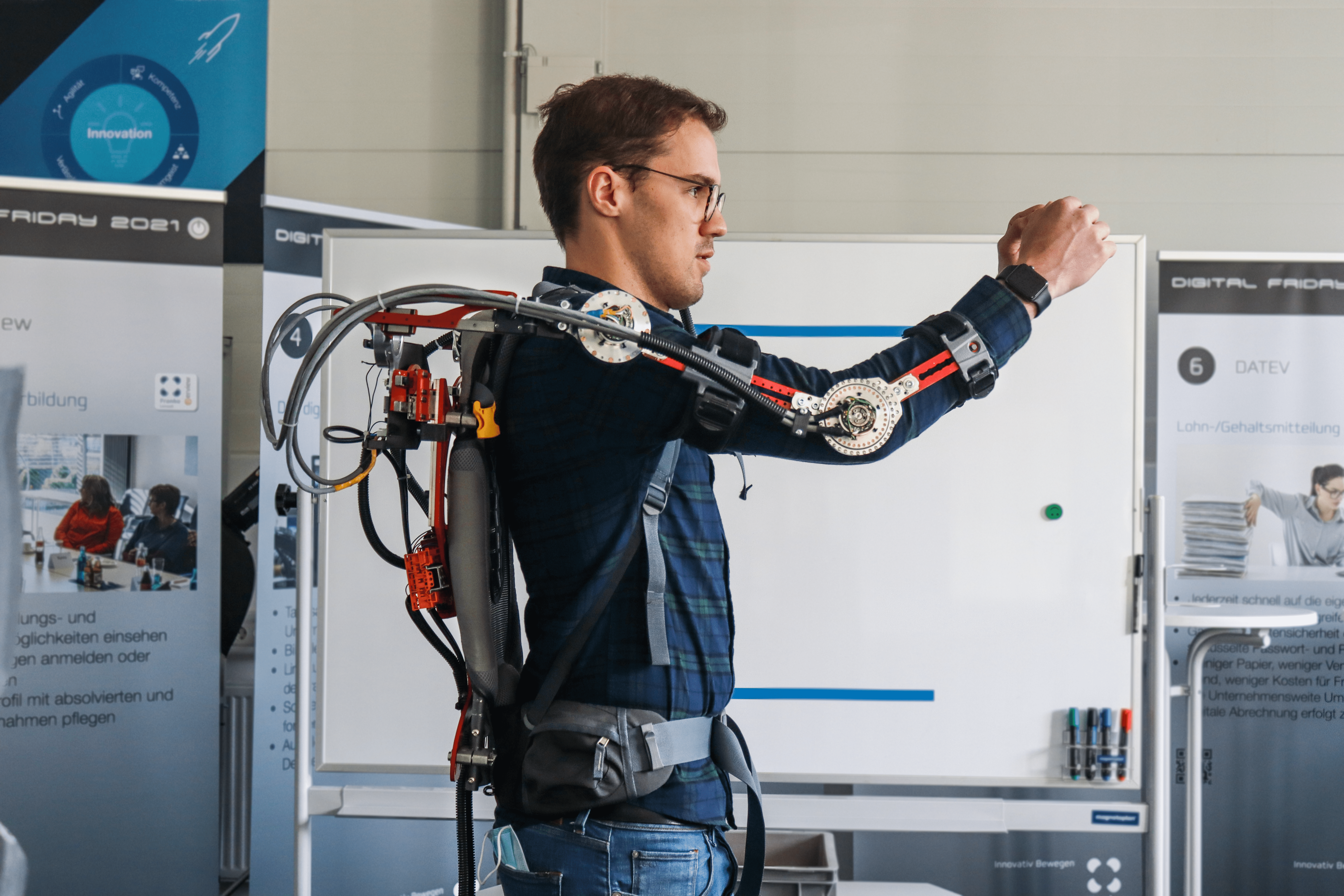 Test eines Exoskeletts mit Franke Drahtwälzlager