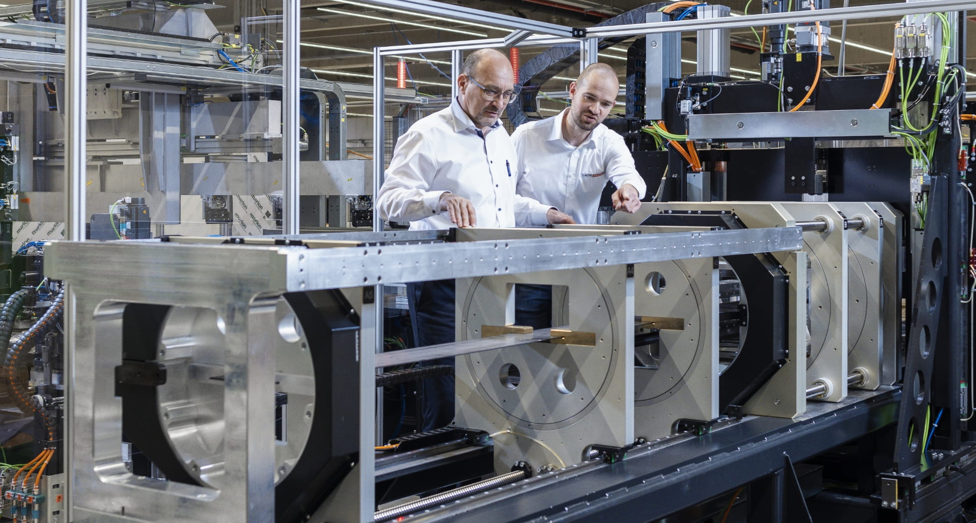 Franke Kundenberater Michael Bärstecher mit Dominik Knopp, Projektleiter bei Schaeffler ELMOTEC STATOMAT