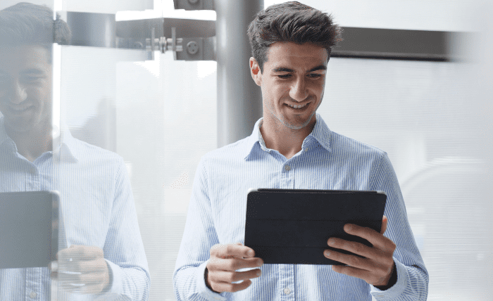 Mitarbeiter mit Tablet: Stellenangebot bei Franke